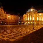 Theaterplatz Chemnitz mit Kunstsammlungen (links) und Oper (rechts)